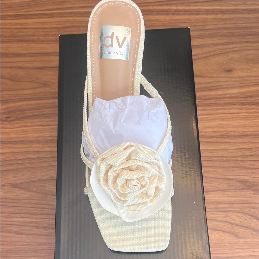 DV by Dolce Vita Zelly Rosette Sandal - Picture 3 of 6